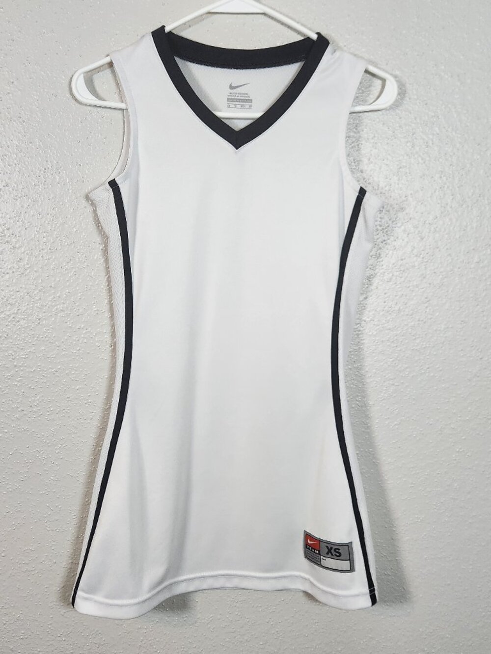 Nike Women's XS Stock Practice Basketball Jersey V-Neck Sleeveless White & Black